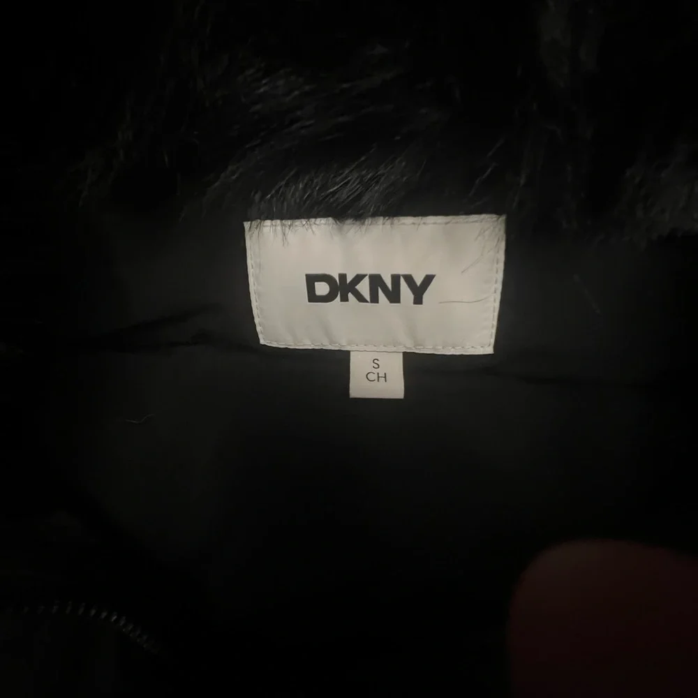 NWOT-DKNY Black Short Puffer Jacket with Plush Faux Fur Removable Collar - Picture 4 of 5